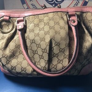 Gucci Sukey bag in pink and monogram canvas